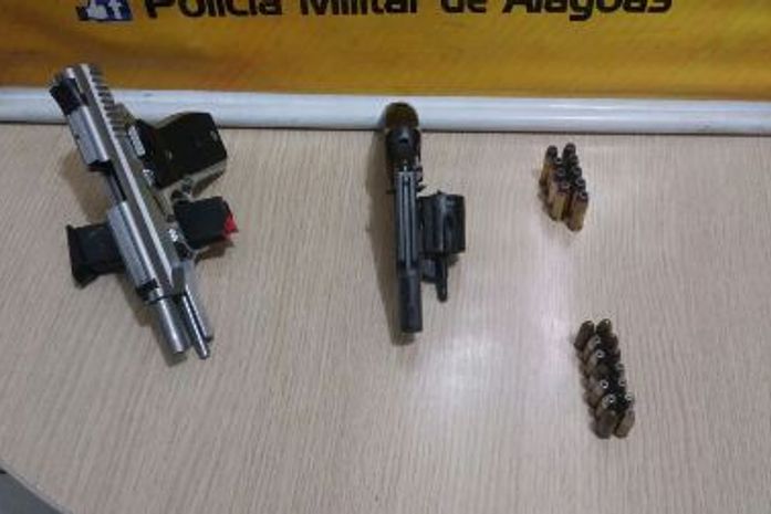Armas foram apreendidas