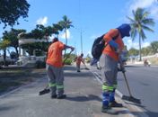 Alurb realiza limpeza em percurso da Maratona Internacional de Maceió

