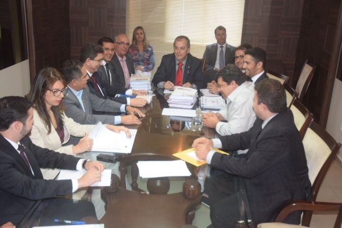 Reunião entre equipe do governo e deputados