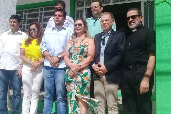 Santana Mariano (centro) entre seu vice, Leopoldo e esposo Cesar além de assessores e autoridades