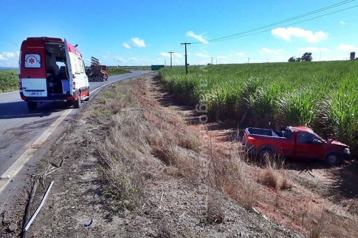 Veículo capota na AL 220