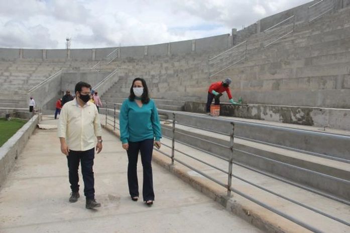Prefeita faz visita de inspeção das obras de reforma do Coaracy da Mata Fonseca