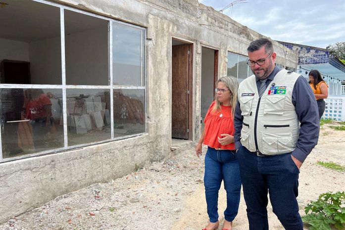 Leonardo Dias busca viabilizar aumento de vagas durante visita a escola