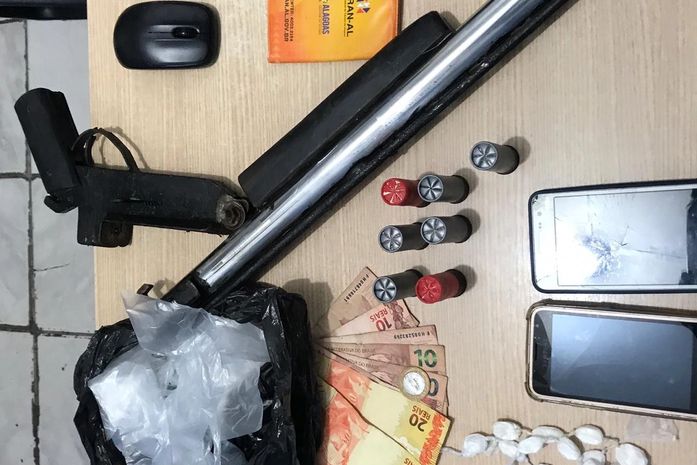 Homem é preso com uma espingarda e cocaína no Trapiche