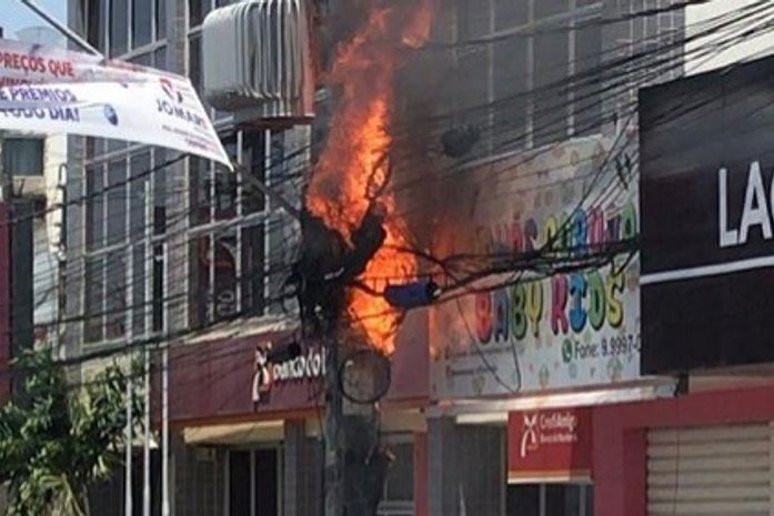 Fiação elétrica pega fogo no Centro de Arapiraca