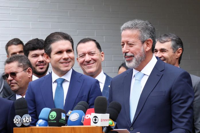 Arthur Lira anuncia Hugo Motta como candidato à presidência da Câmara
