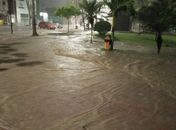 Fortes chuvas acompanhadas de raios e trovões deixam ruas alagadas em Arapiraca 