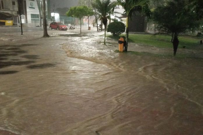 Fortes chuvas acompanhadas de raios e trovões deixam ruas alagadas em Arapiraca