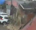 Muro de prédio desativado desaba sobre carros no Centro de Rio Largo