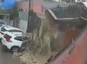 Muro de prédio desativado desaba sobre carros no Centro de Rio Largo