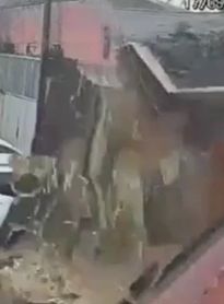 Muro de prédio desativado desaba sobre carros no Centro de Rio Largo