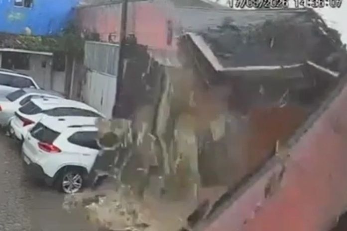 Muro de prédio desativado desaba sobre carros no Centro de Rio Largo