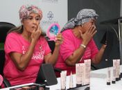 Oficina de lenços e de auto-maquiagem reúne mulheres em tratamento 
