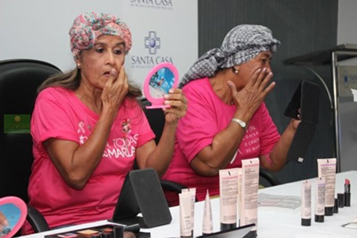 Oficina de lenços e de auto-maquiagem reúne mulheres em tratamento 