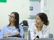 Fotógrafos se preparam para registrar chegada de bebês em hospital


