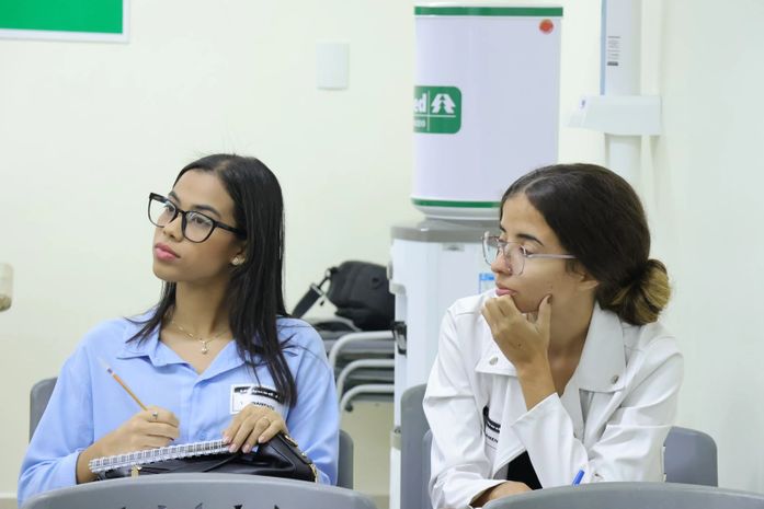 Fotógrafos se preparam para registrar chegada de bebês em hospital