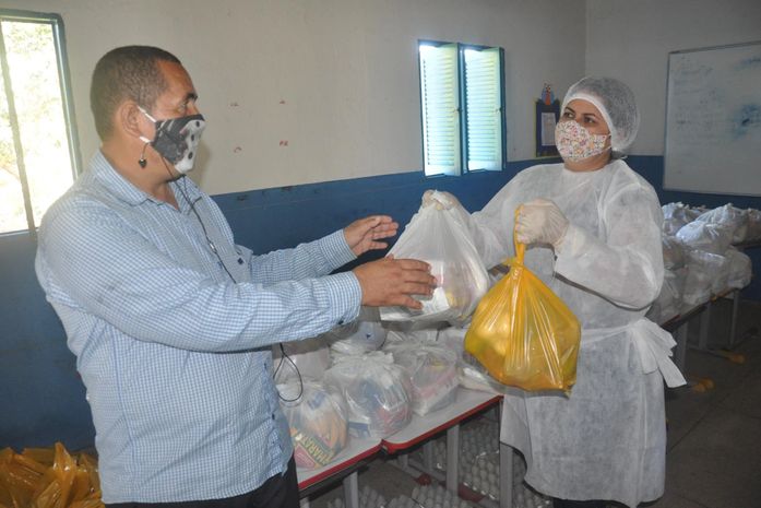 Com reforço de itens da agricultura familiar, Educação de Anadia entrega nova remessa de kits de merenda