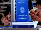 Bolsonaro prorroga novamente programa de redução de salários e jornada