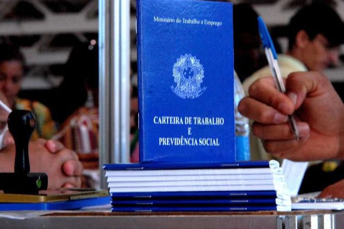Bolsonaro prorroga novamente programa de redução de salários e jornada