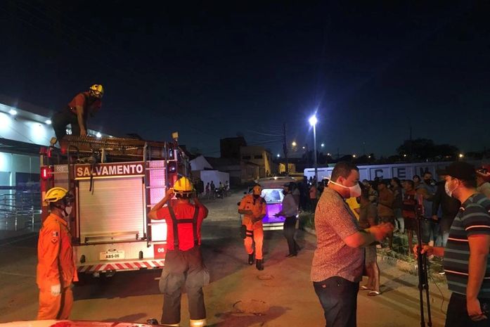 Corpos de vítimas de acidente chegaram por volta das 18h30 em Delmiro Gouveia.