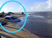 Mar avança e arrasta carros e barracas na praia de Pontal do Peba em Piaçabuçu
