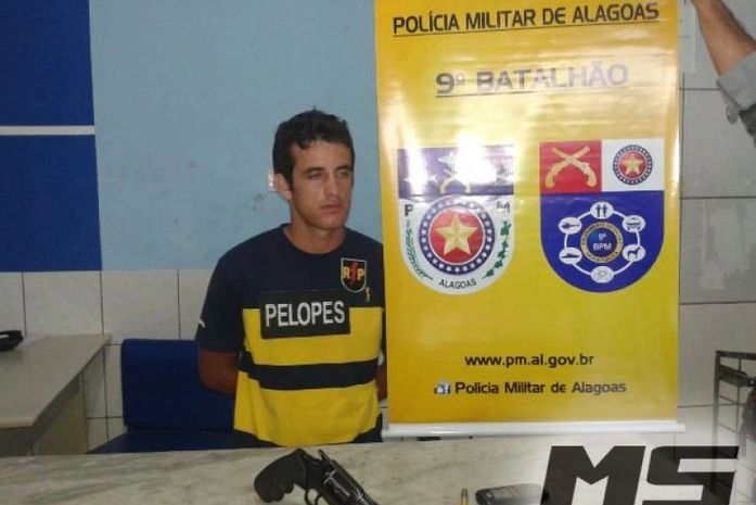 Homem é preso depois de ser flagrado com revólver na cintura