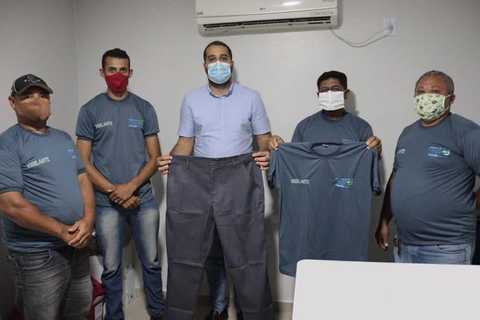 Prefeito Arthur Freitas realiza entrega de novos fardamentos para vigilantes de Santana do Mundaú