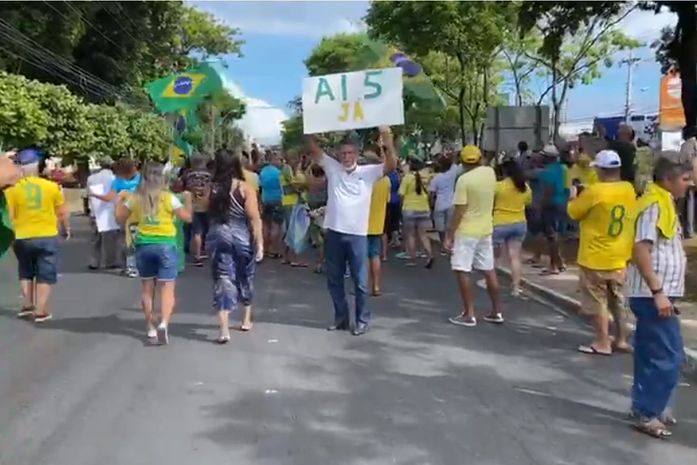 Manifestantes protestam em frente ao Quartel