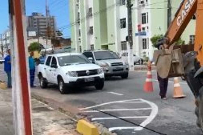 Casal interdita parte de via na Jatiúca para consertar vazamento