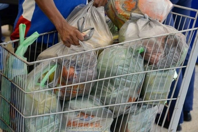 Especialistas recomendam que embalagens e alimentos sejam higienizados