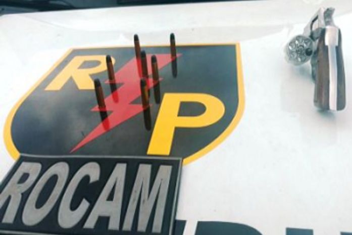 Mulher de 75 anos é presa com arma na cintura, no Sertão