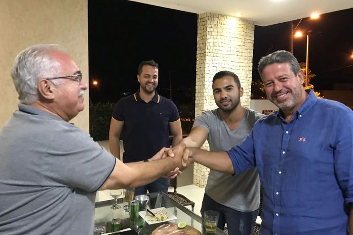 Apoio a Arthur Lira e lançamento da pré-candidatura do filho a ALE isolam Teófilo na eleição 2018
