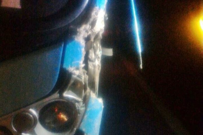 Lateral do ônibus ficou parcialmente destruída