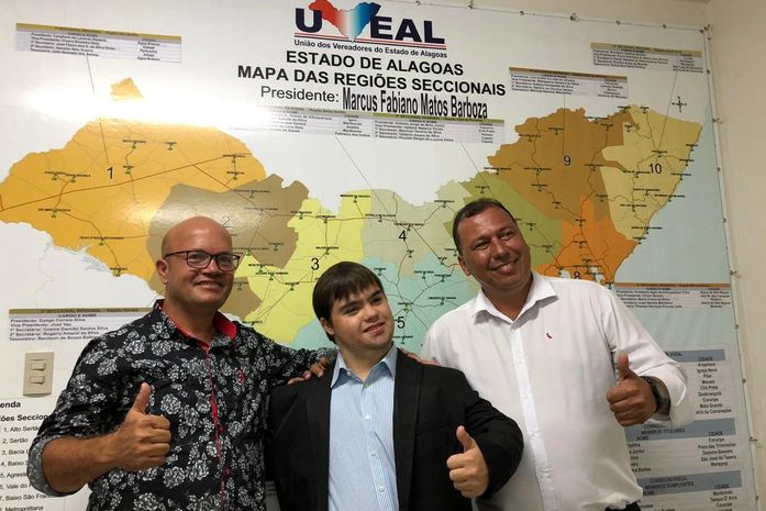 Presidente da UVEAL entrega credencial simbólica a jovem com Síndrome de Down que frequenta sessões do Legislativo