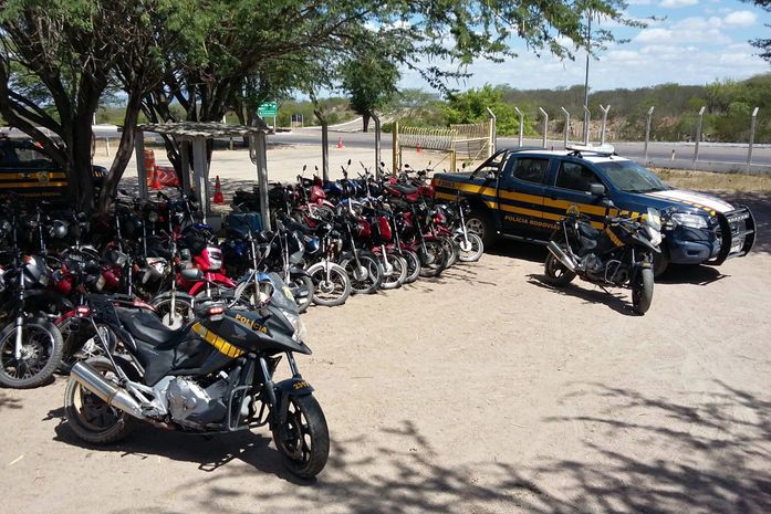 PRF prende seis e apreende mais de 20 motocicletas no Sertão (Foto: Divulgação)
