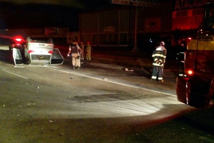 Lei Seca: motorista foge de blitz e capota na Avenida Durval de Góes Monteiro