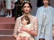 Eloisa e a filha, Azurra, atualmente com 7 anos, em desfile da Dolce & Gabbana em 2015. 