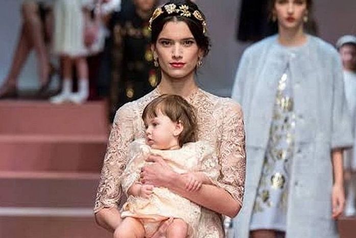 Eloisa e a filha, Azurra, atualmente com 7 anos, em desfile da Dolce & Gabbana em 2015.