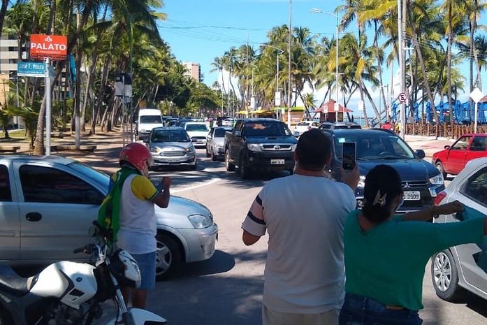 Manifestantes realizam carreata favor de Bolsonaro e do isolamento vertical em Maceió