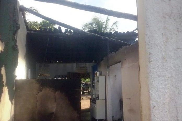 Casa foi parcialmente incendiada