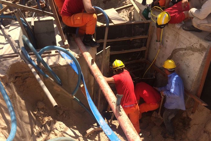 Operário ficou preso em buraco de obra
