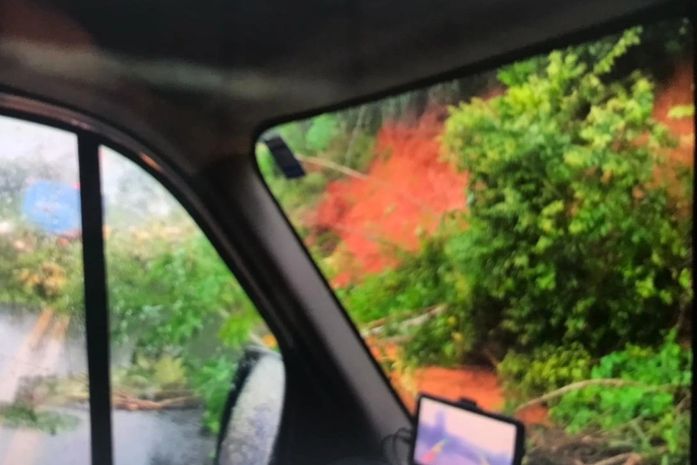 Vídeo: motorista flagra momento exato de deslizamento de barreira, na BR-104