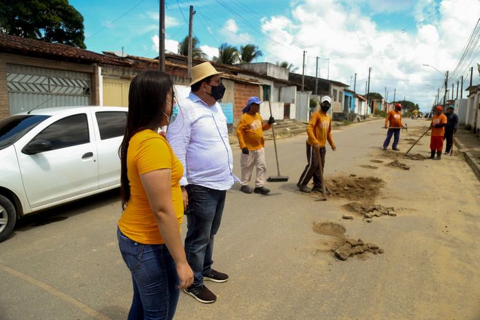 Prefeito Gilberto Gonçalves acompanha operação tapa-buraco em Rio Largo