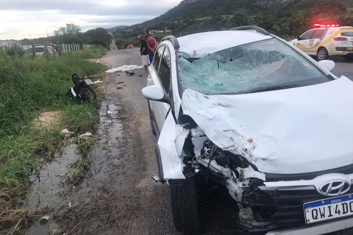Motociclista morre em colisão frontal com carro de passeio