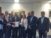 Político posam com cartinha para Lula
