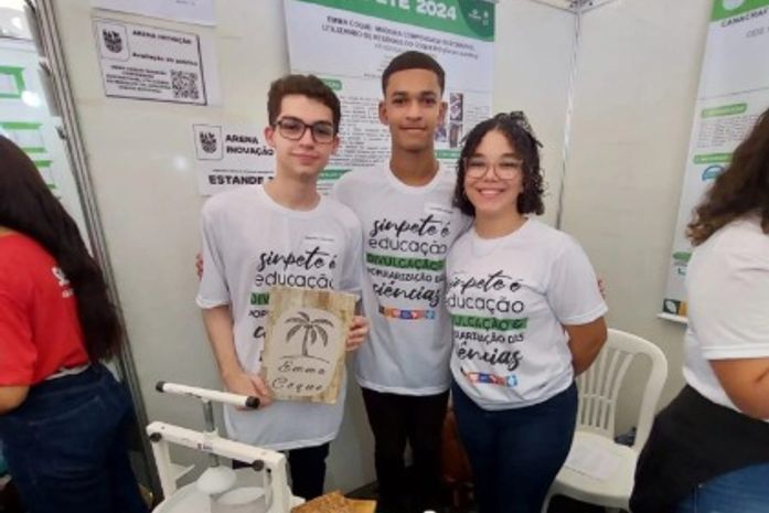 Estudantes de escola pública de Maceió transformam palha de coqueiro em compensados impermeáveis: "Reduzimos impactos ambientais e criamos possibilidade de gerar empregos com a fabricação desse produto"