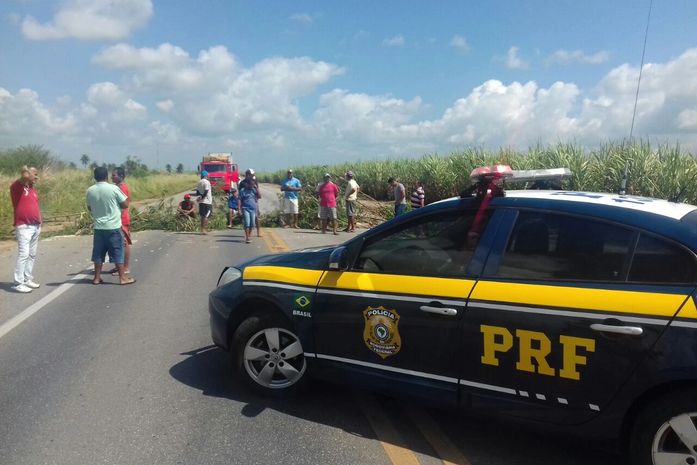 PRF está no local para controlar o trânsito