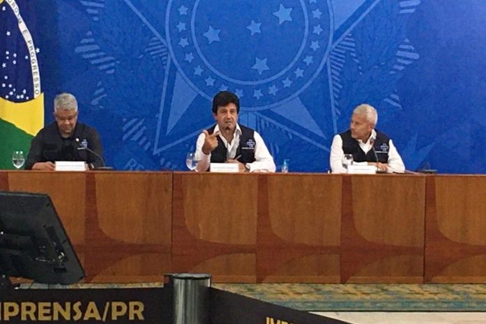 Luiz Henrique Mandetta entre os secretários Wanderson de Oliveira e João Gabbardo