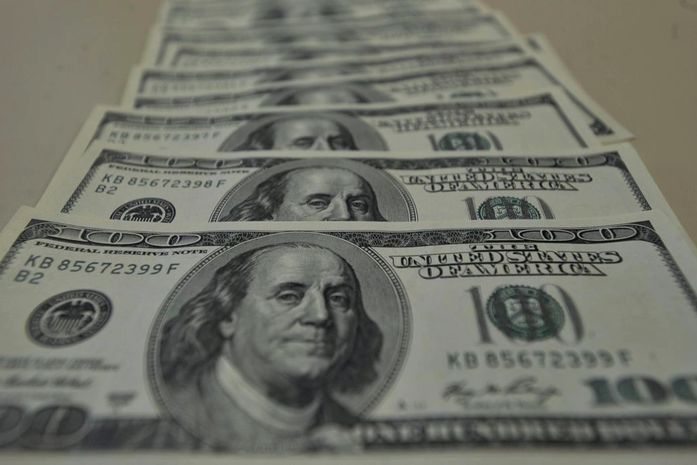 Alívio no mercado externo faz dólar cair para R$ 5,72