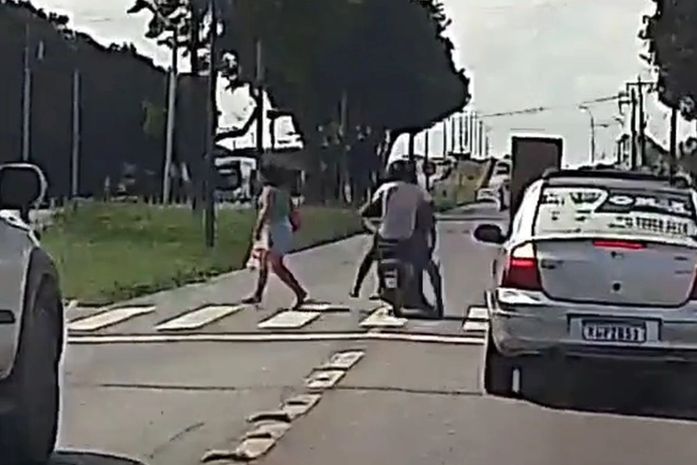 Motoqueiro atropela mãe e filho em faixa de pedestre na rodovia BR-104, em Rio Largo